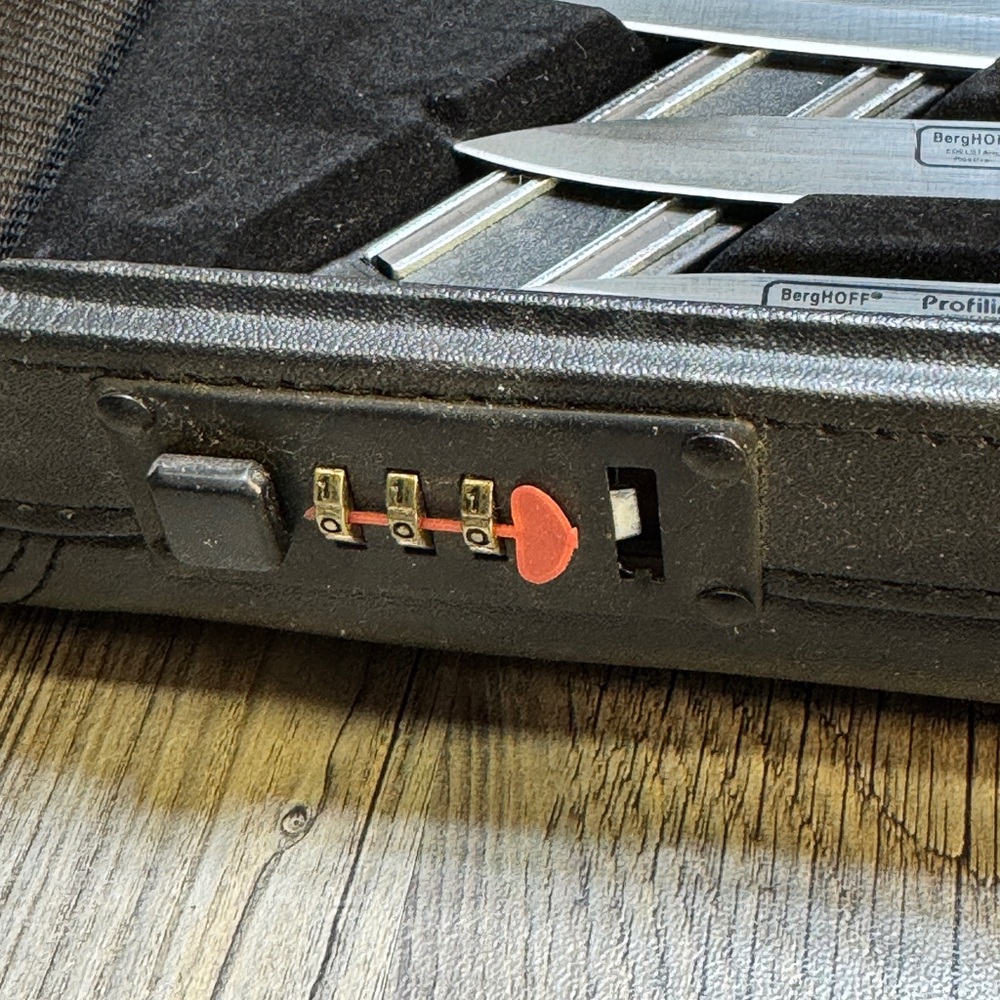 Vintage BergHOFF Worldwide 16 Piece Knife Set In Black Locking Carry Briefcase - Picture 8 of 11